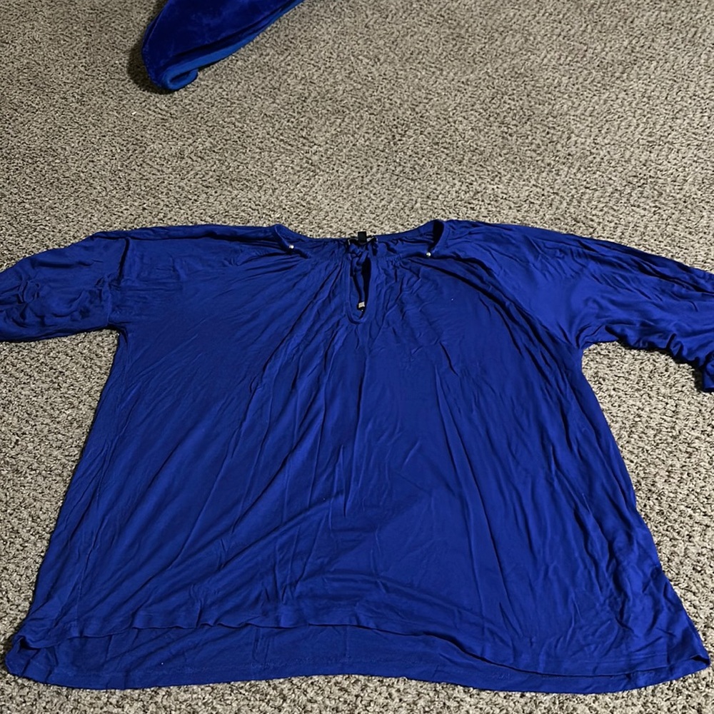 Women’s 1x blue, medium sleeve shirt. Has a drawstring in the front
